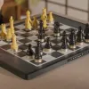 З’явились повноцінні шахи без суперника: розумні дошка Chessnut Move сама рухає фігури і розставляє їх до гри