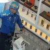 Кур’єр у Китаї увірвався на мопеді у бутик Chanel: водій пішов на шалений вчинок заради коханої - відео