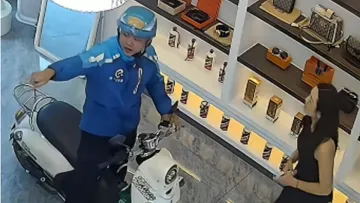 Кур’єр у Китаї увірвався на мопеді у бутик Chanel: водій пішов на шалений вчинок заради коханої - відео