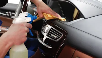 Немає грошей на дорогу хімчистку: секрети, як причепурити автомобіль після зими в домашніх умовах