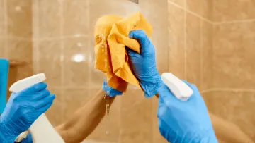 Як вимити дзеркало без розводів: прості засоби, які працюють краще за побутову хімію