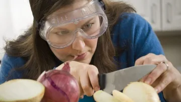 Чому ми плачемо від цибулі — і як цього уникнути: дослідники з Корнелльського університету все пояснили