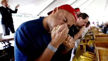 Конкурс із поїдання карі на швидкість закінчився скандалом: німецького кухаря звинуватили у шахрайстві