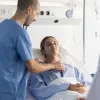 «Це перетворилося на фільм жахів»: американка вийшла з 10-денної коми і виявила біля ліжка «коханого», якого не знала