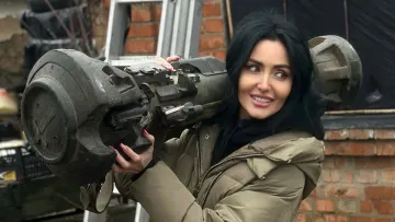 Свято зі стилем і настроєм: солістка «Пари нормальних» відзначила іменини у мінісукні та з червоною помадою