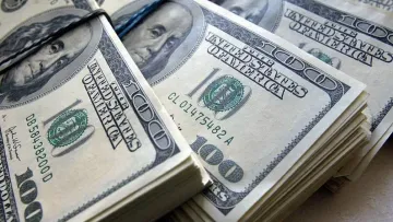 Чи приймають в Україні долари 1996 року: у ПриватБанку пояснили правила обміну старої валюти