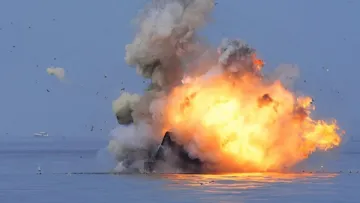 ВМС України уразили російські катери біля Керченського мосту: відео атаки