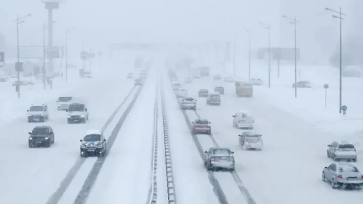 Водії штовхають машини, а все місто у заторах: транспортний колапс у Києві – що відомо
