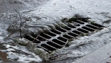 «Чи треба купувати човен?»: депутат Київради висловився про критичний стан зливової каналізації столиці