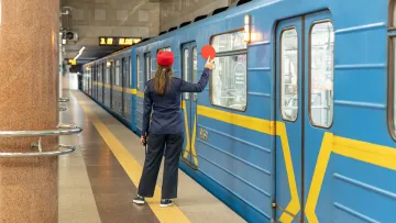 Чоловіків замінять жінками? У Київраді вигадали несподіваний порятунок для столичного метро.