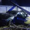 Автотроща у Запоріжжі з жертвами: водій BMW не впорався з керуванням та врізався в електроопору – деталі