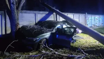 Автотроща у Запоріжжі з жертвами: водій BMW не впорався з керуванням та врізався в електроопору – деталі
