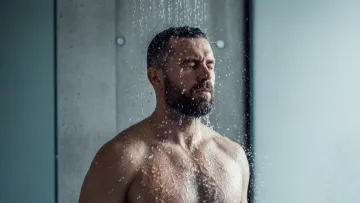 Ютубер приймав холодний душ щодня протягом трьох місяців: ось які зміни в організмі він помітив