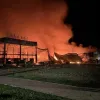 Площа пожежі понад 10 тисяч кв. м: росіяни вщент знищили ТЦ «Амстор» у Запоріжжі
