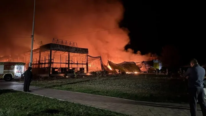 Площа пожежі понад 10 тисяч кв. м: росіяни вщент знищили ТЦ «Амстор» у Запоріжжі