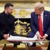 Зеленський і Трамп обмінялися подарунками у Білому домі: що презентували один одному лідери України і США