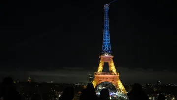 Разом із мітингом солідарності: головний символ Франції став синьо-жовтим - Макрон виклав фото