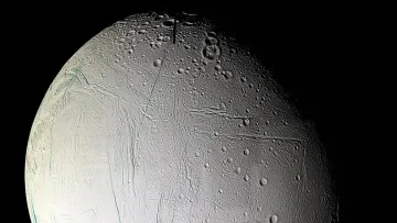 Можливе життя під кригою на супутнику Сатурна: нові відкриття вчених принесли неочікувані результати