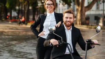 Зумери масово обирають жінок старшого віку: чому стосунки з 40-річними стали трендом