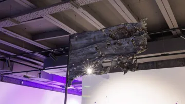 Мистецтво з-під обстрілів: один з найвпливовіших митців світу перетворив уламок ТЕС на інсталяцію-прапор