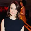 Стильний вихід Клер Фой у Венеції: акторка зробила ставку на «тиху розкіш» з речами від Bottega Veneta