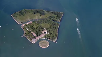 Острів-привид Повеґлія: як виглядає місце, де загинули десятки тисяч людей