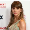 Тейлор Свіфт показала заручальну каблучку: на заході iHeartRadio співачка з'явилась у ніжному образі