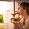 Чому ми не можемо вчасно зупинитися: вчені пояснили, які саме фактори змушують людину переїдати