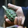 На Київщині чоловік погрожував гранатою перехожим і поліцейським: деталі інциденту