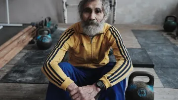 «Це спосіб життя»: 79-річний викладач харківського вишу Васильєв виграв чемпіонат Європи з гирьового спорту
