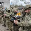 Працівників ТЦК, які не були на фронті, відправлять у бойові підрозділи: військові повідомили деталі 