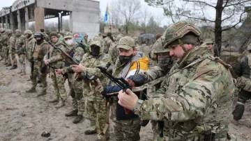 Працівників ТЦК, які не були на фронті, відправлять у бойові підрозділи: військові повідомили деталі 