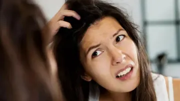 Більше ніж просто лупа: неочевидні причини, чому насправді свербить голова