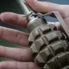 У Кропивницькому чоловік кинув гранати в бік поліцейських і відкрив вогонь: триває спецоперація
