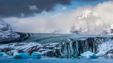 Зміна гравітації та ізостатичні процеси: попри глобальне танення льодів, Гренландія піднімається з океану