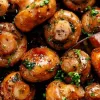 Рецепт смачних маринованих печериць з овочами: коли доведеться боротися за право скуштувати першим