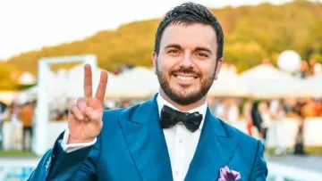 Григорій Решетнік зробив селфі у ліфті разом з дружиною: зіркова пара замилувала стильним луком