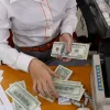Найбільший за останні 28 місяців відтік: українці масово забирають іноземну валюту з банків