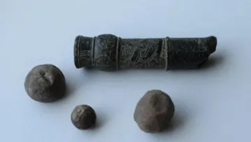 Знайдено найстаріший пістолет Європи: бронзова зброя використовувалась під час облоги замку