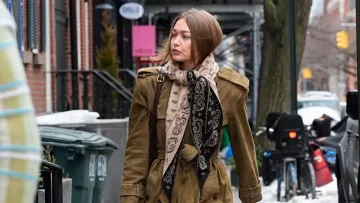 Бандана у якості шарфа: новий стиль від Джіджі Гадід, який захоплює Нью-Йорк