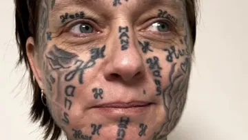 Жахлива історія насильства над жінкою: сотні татуювань від партнера по всьому тілу – як вона змогла вирватися