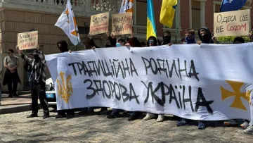 В Одесі проходять акції прихильників та противників ЛГБТ: поліція посилила заходи безпеки в центрі міста