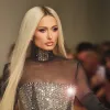 Періс Хілтон дефілювала червоною доріжкою у боді зі стразами: зірка вразила образом на подіумі на показі