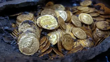 Понад дві тисячі срібних монет: звичайна прогулянка полем у Чехії завершилася знахідкою 900-річного скарбу