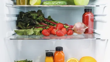 Які продукти швидко псуються в холодильнику: експерти назвали найризикованіші залишки їжі