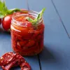 Ідеальна закуска до багета: простий рецепт ароматних томатів конфі
