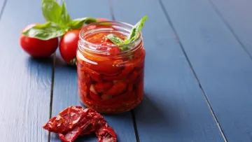 Ідеальна закуска до багета: простий рецепт ароматних томатів конфі