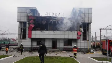 Укрзалізниця відновила рух потягів через Фастів після нічного обстрілу: відео зі зруйнованого вокзалу 