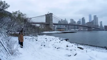 У Нью-Йорку зафіксували найсильніший снігопад майже за чотири роки: через негоду скасували сотні авіарейсів