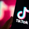 TikTok лише формально перевіряє вік користувачів: соцмережу можуть оштрафувати на сотні мільйонів євро